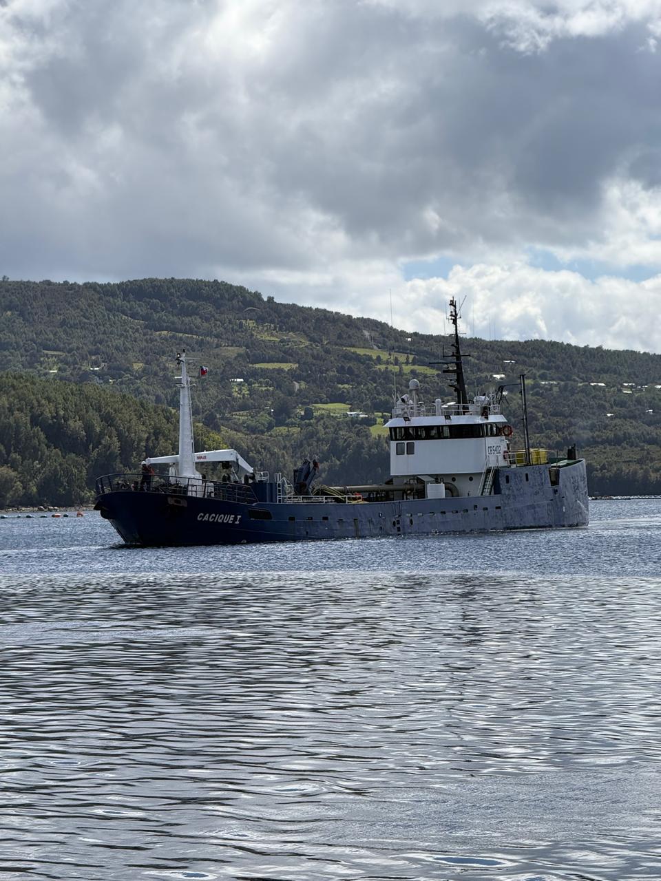 Embarcación Cacique I navegando en aguas del sur de Chile - Marine Care Service